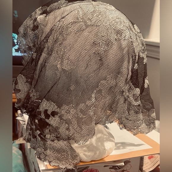 scarf vintage mesh lace triangular 38 x 27" black/gray/white – silver - Picture 6 of 8